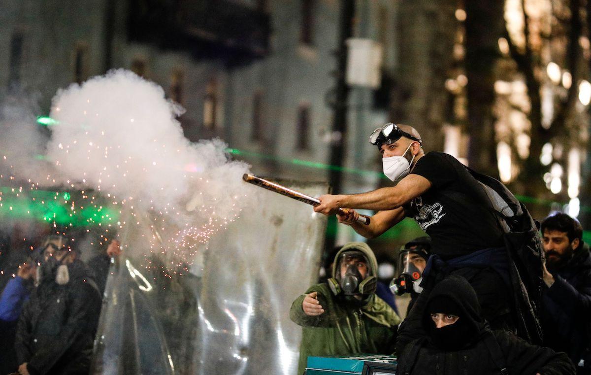 Demonstrati ispaljuju vatromet u pravcu policije u Tbilisiju 