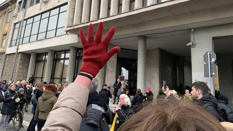 Skupština Novog Sada o opozivu gradonačelnika, protest i incidenti na ulazu u zgradu 9