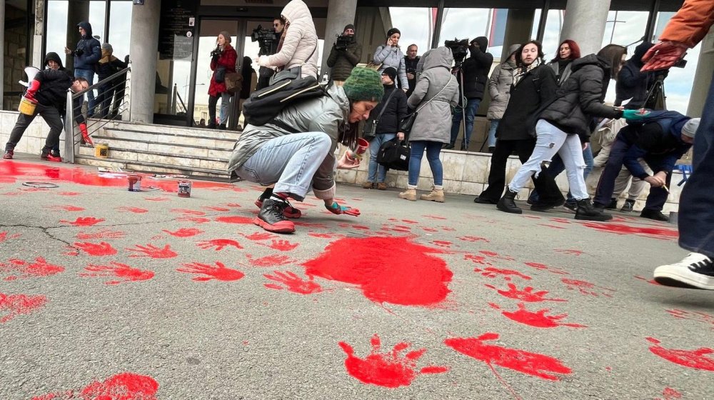 Protest u Novom Sadu: Pištaljke, farba i podrška studentima 11