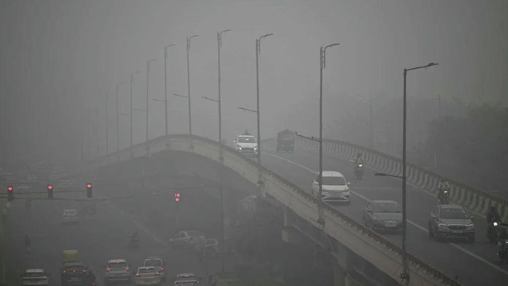 Ljudi voze automobile u sred zagađenog Delhija