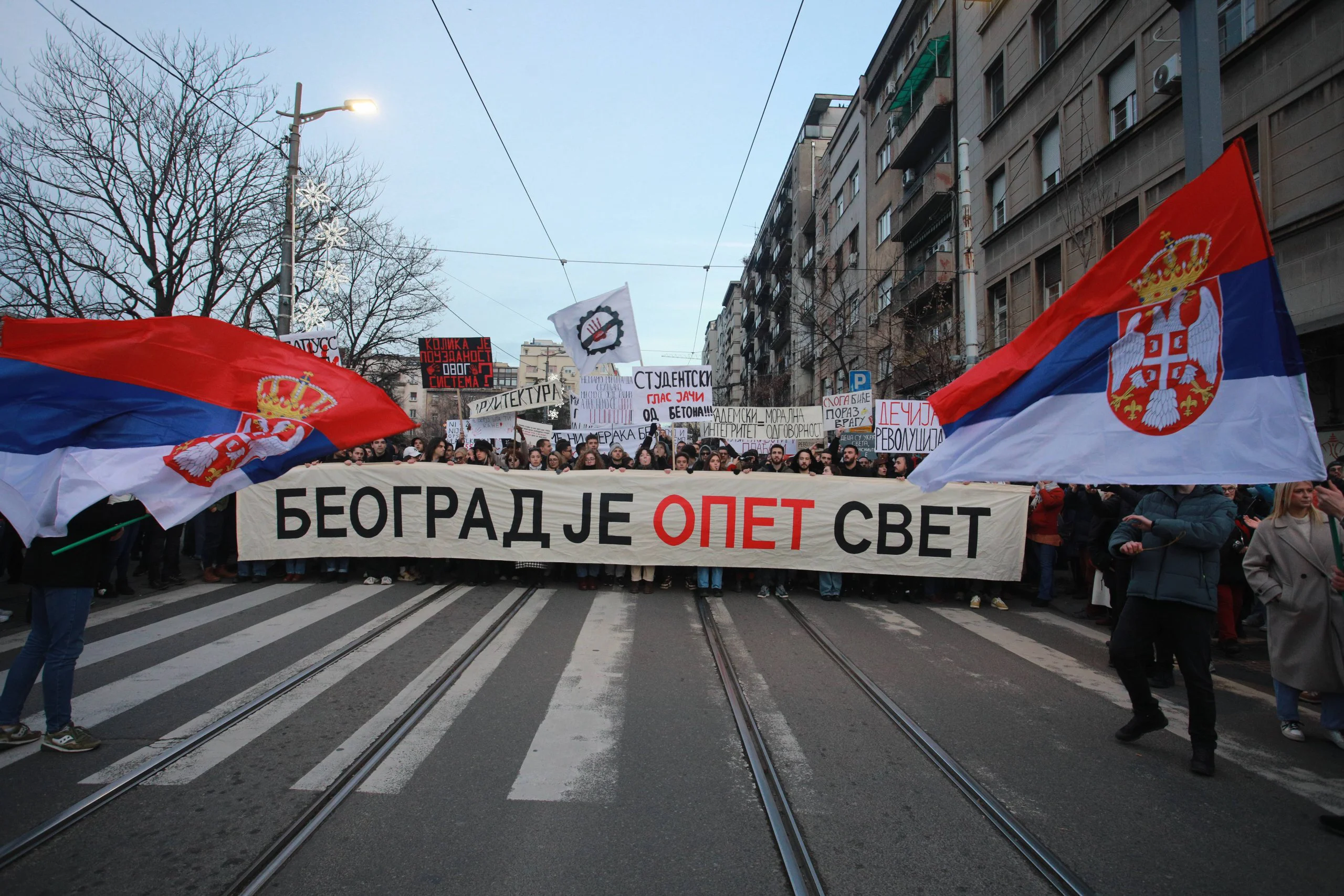 Protest na Slaviji u slikama: Desetine hiljada građana mirno izrazilo nezadovoljstvo (FOTO) 9