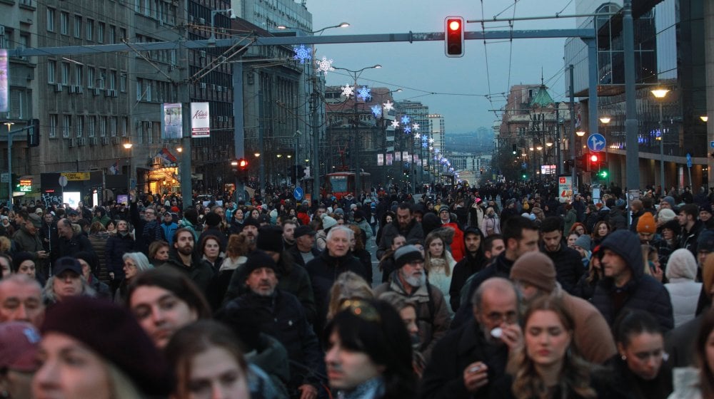 Protest na Slaviji, blokirane sve centralne ulice: Okupilo se više desetina hiljada ljudi, nema internet signala (FOTO, VIDEO) 7