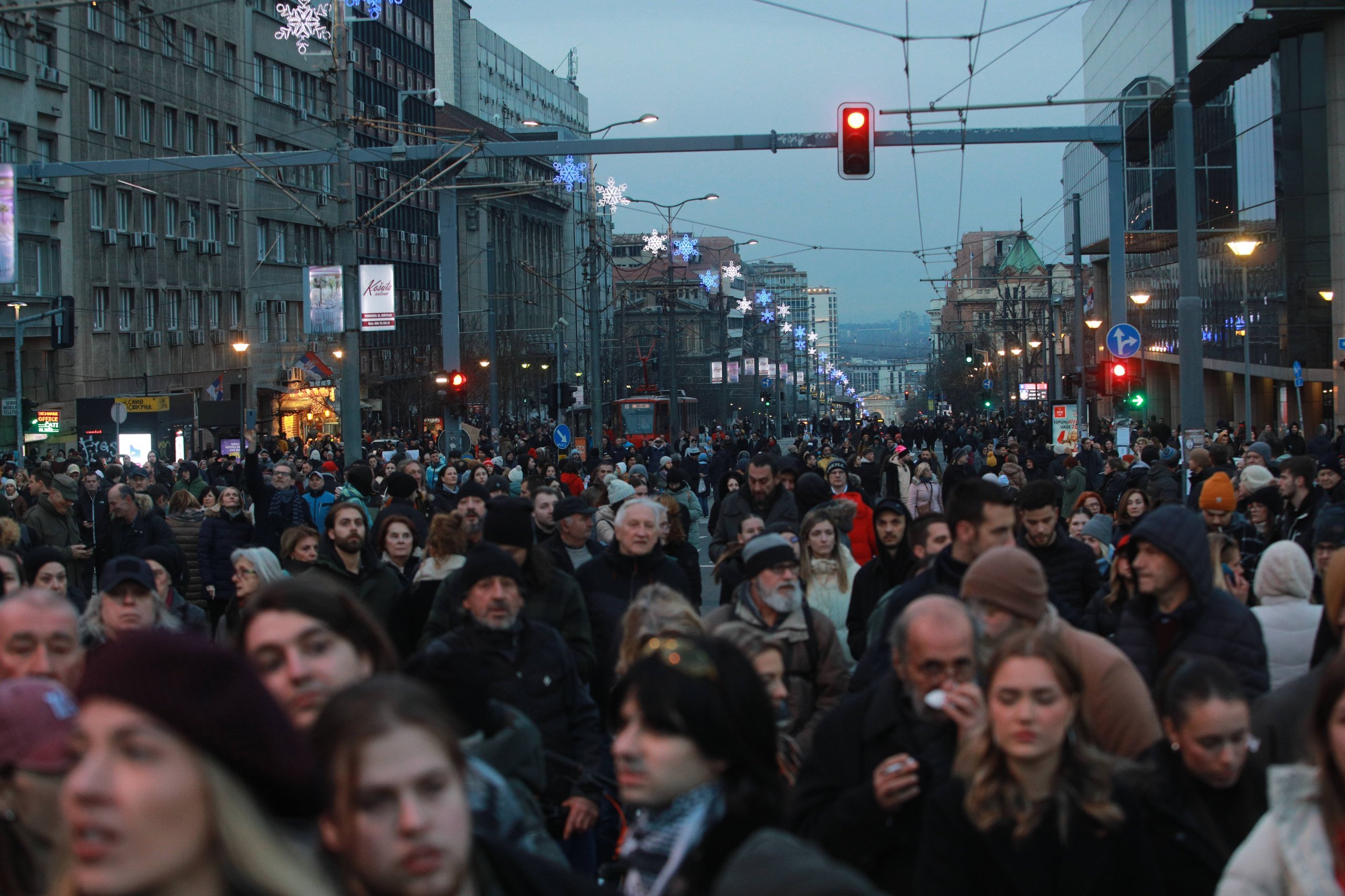 Protest na Slaviji u slikama: Desetine hiljada građana mirno izrazilo nezadovoljstvo (FOTO) 7