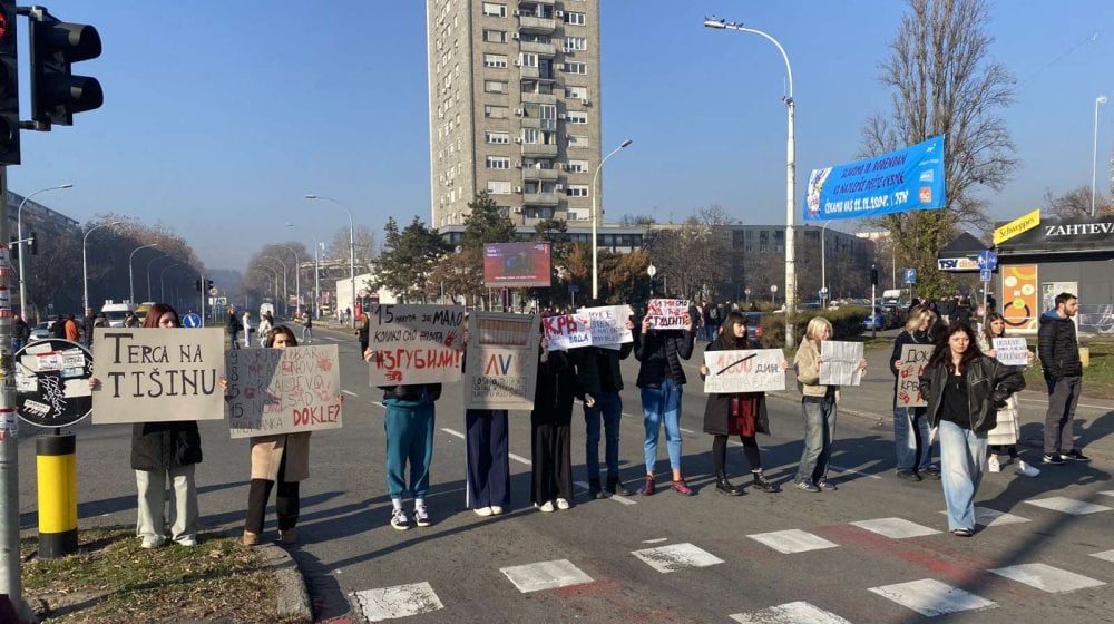 Učenici blokirali raskrsnicu kod Fontane u Beogradu FOTO 10