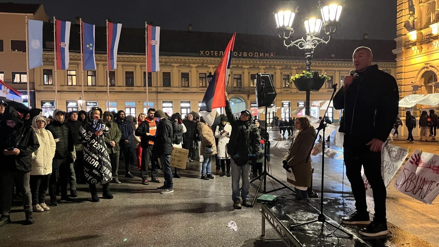 (VIDEO, FOTO) Skup na Trgu slobode u Novom Sadu "Vi kitite - mi pamtimo": Bačulov pozvao na generalni štrajk i građansku neposlušnost 3