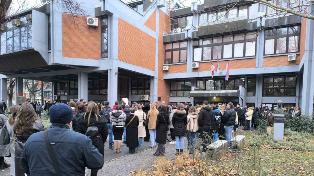 Studenti Pravnog fakulteta u Novom Sadu nastavljaju blokadu uprkos odluci da se održi januarski rok 10