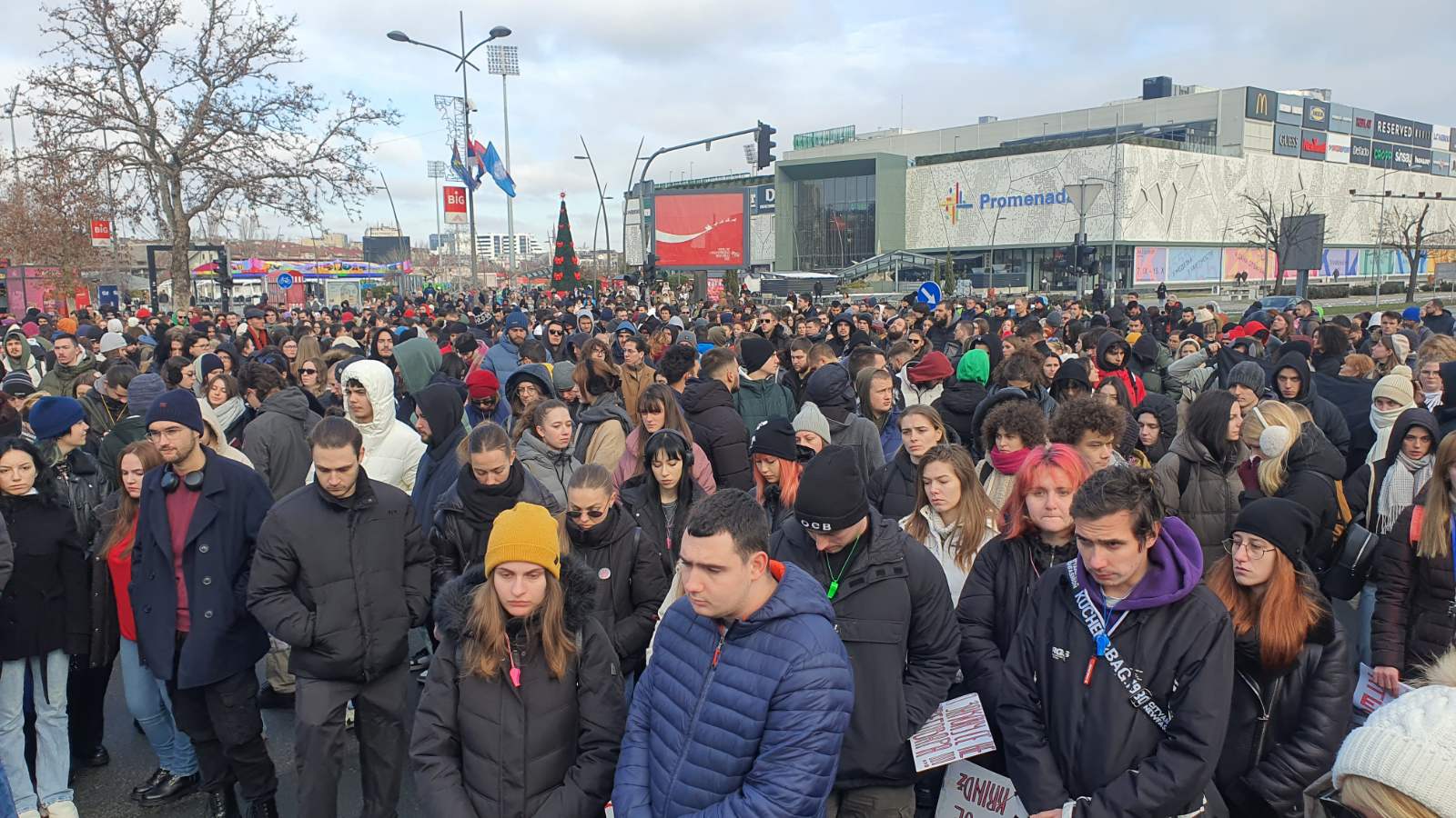 Demonstracije studenata u Novom Sadu: Nakon 15-ominutne ćutnje, akademci se vraćaju u kampus (FOTO) 2