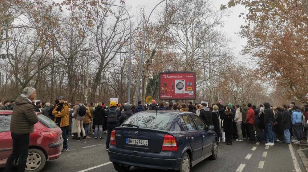 Studenti FPN-a i FON-a blokirali Bulevar oslobođenja, u tišini odaju poštu stradalima u Novom Sadu (FOTO, VIDEO) 10