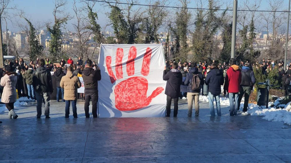 Studenti i zaposleni RTV zajedno u 15-ominutnoj tišini, policija s opremom za razbijanje demonstracija u zgradi televizije (FOTO, VIDEO) 7