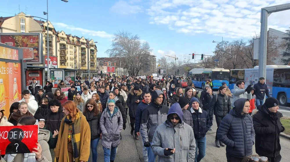 Demonstracije studenata u Novom Sadu: Protestna šetnja pa blokada raskrsnice kod Promenade (FOTO) 10