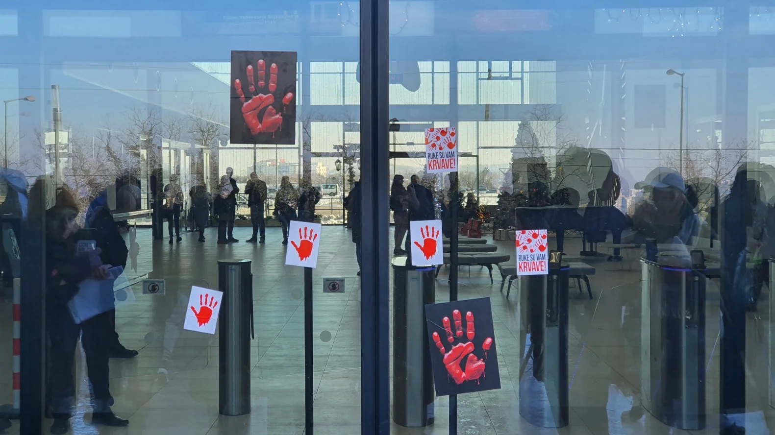 Studenti i zaposleni RTV-a zajedno u 15-ominutnoj tišini, policija s opremom za razbijanje demonstracija u zgradi televizije (FOTO, VIDEO) 2