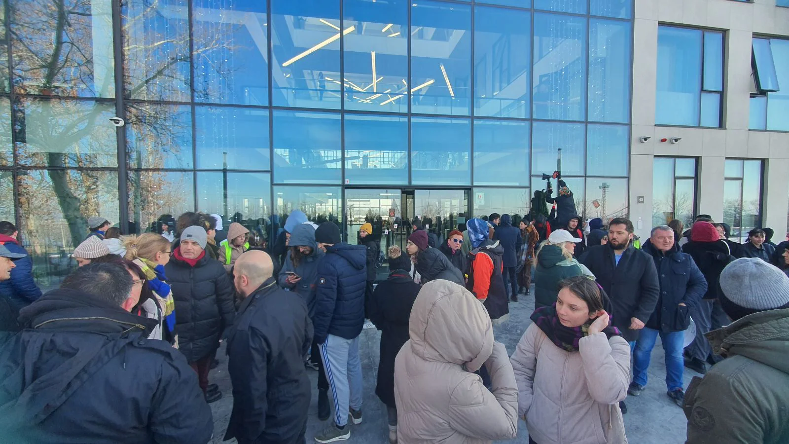 Studenti i zaposleni RTV-a zajedno u 15-ominutnoj tišini, policija s opremom za razbijanje demonstracija u zgradi televizije (FOTO, VIDEO) 3