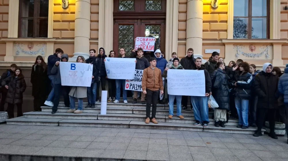 Blokirana "Jovina" gimnazija u Novom Sadu (VIDEO) 1