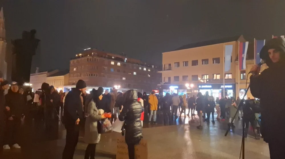 (VIDEO, FOTO) Skup na Trgu slobode u Novom Sadu "Vi kitite - mi pamtimo": Pridružili se i zdravstveni radnici 10