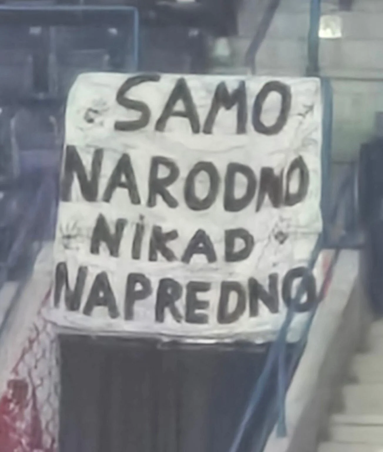 “Samo narodno, nikad napredno”: Poruka navijača Partizana na meču u “Areni” 2