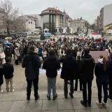 Učenici Prve kragujevačke gimnazije koja je u blokadi odali i danas počast nastradalima u Novom Sadu 6