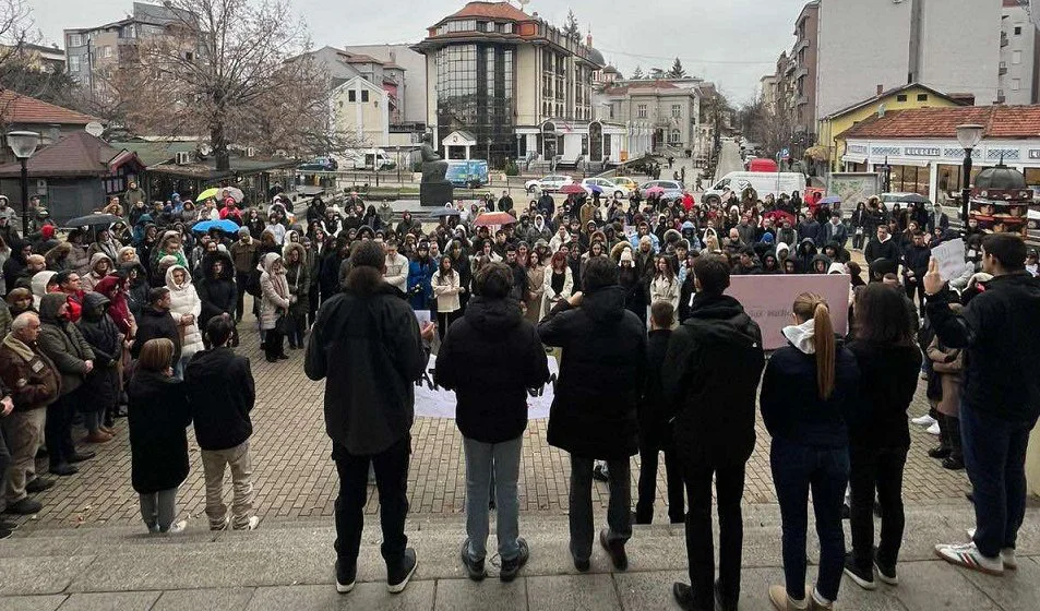 Učenici Prve kragujevačke gimnazije koja je u blokadi odali i danas počast nastradalima u Novom Sadu 8