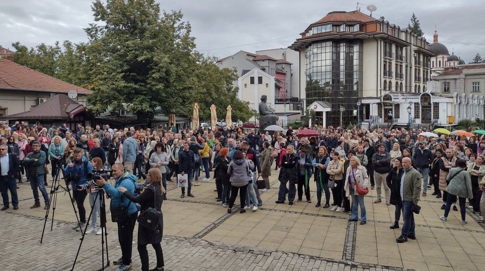 Kragujevački prosvetni radnici u petak obustavljaju nastavu i priključuju se studentskoj blokadi kod Velikog parka 11