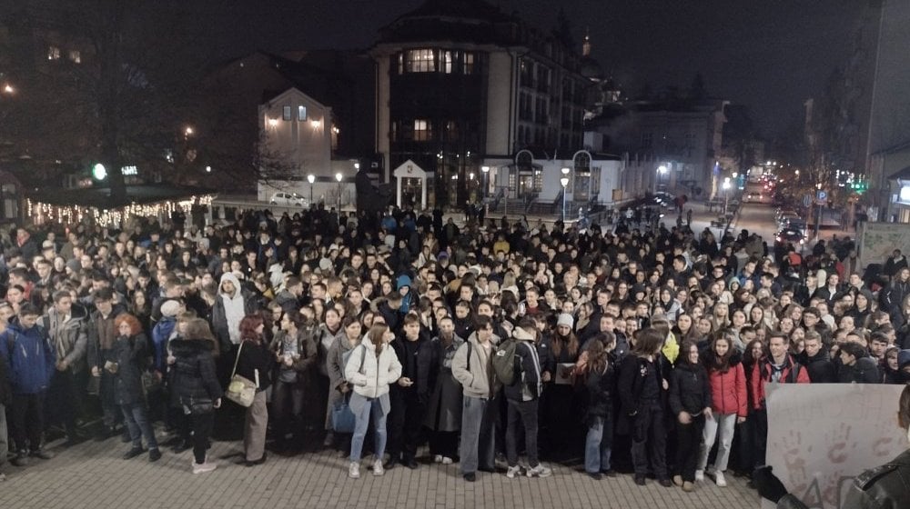 Oni danas ispisuju stranice časti ovog naroda: Unija sindikata prosvetnih radnika podržala protest studenata i srednjoškolaca u Kragujevcu 1