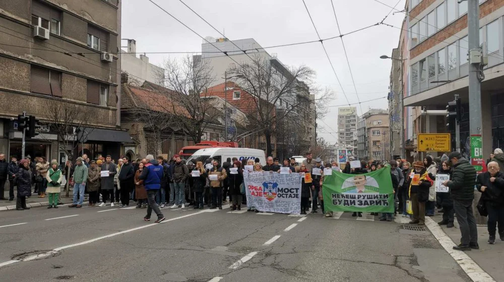 Protest mladih iz "Borbe" počeo tačno u 11,52: Saobraćaj ispred RTS u Takovskoj zaustavljen 1