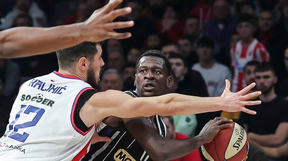 Partizan pobedio sam sebe u derbiju: Crno-beli ne znaju da izvedu aut (VIDEO) 3