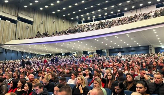 “Kad naručiš mlade sa Temu-a”: Ljudi na mrežama kače fotografije “studenata” koji su bili na SNS tribini u Sava Centru i ludo se zabavljaju 8