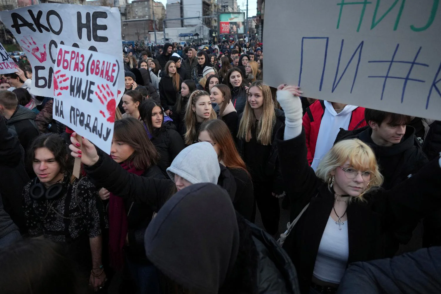 Protest na Slaviji u slikama: Desetine hiljada građana mirno izrazilo nezadovoljstvo (FOTO) 16