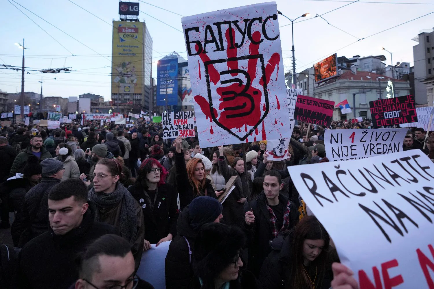 Protest na Slaviji u slikama: Desetine hiljada građana mirno izrazilo nezadovoljstvo (FOTO) 2