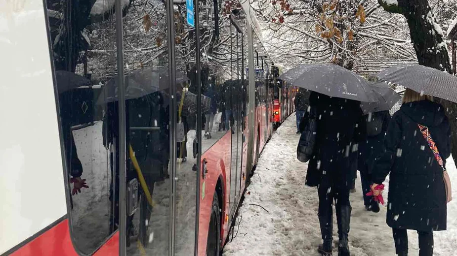 (VIDEO) Autobus se zaglavio u snegu u Požeškoj, putnici ga gurali 1