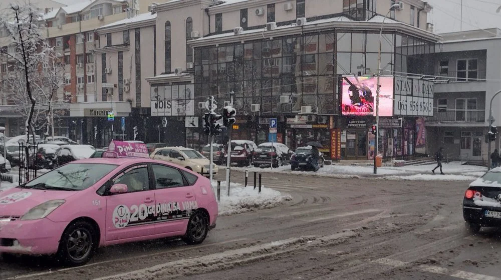 U Šumadijskom okrugu prohodni putni pravci, u prekidu dalekovodi u Grošnici, selima, Kniću i Topoli 1