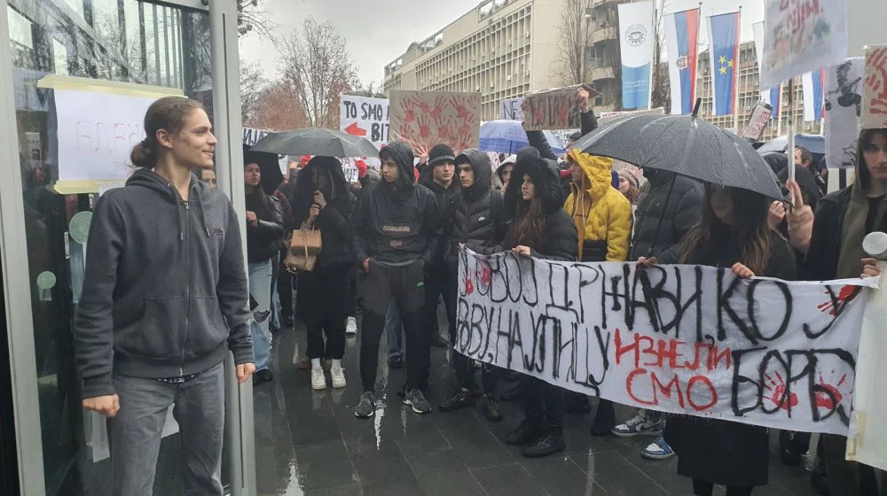 Protest srednjoškolaca u Novom Sadu: Hiljadu njih stiglo do Rektorata, studenti izašli da ih pozdrave (VIDEO) 10