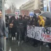 Protest srednjoškolaca u Novom Sadu: Hiljadu njih stiglo do Rektorata, studenti izašli da ih pozdrave (VIDEO) 12