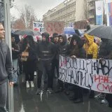 Protest srednjoškolaca u Novom Sadu: Hiljadu njih stiglo do Rektorata, studenti izašli da ih pozdrave (VIDEO) 6