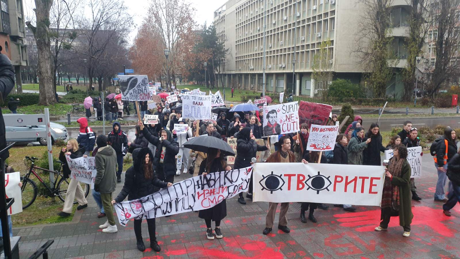 Protest srednjoškolaca u Novom Sadu: Hiljadu njih stiglo do Rektorata, studenti izašli da ih pozdrave (VIDEO) 2