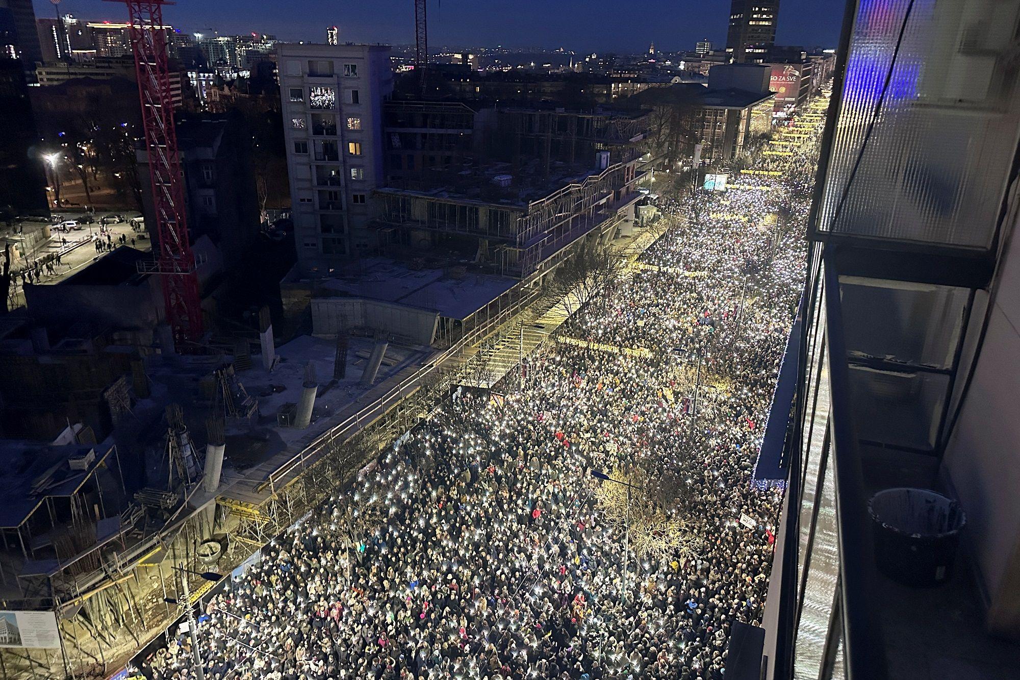 Ulica u Beogradu ispunjena demonstrantima