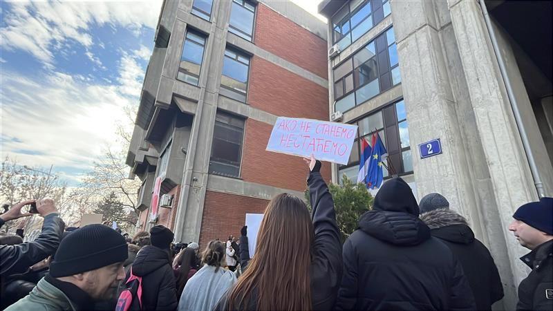 Učesnici protesta ispred Filozofskog fakulteta u Novom Sadu 