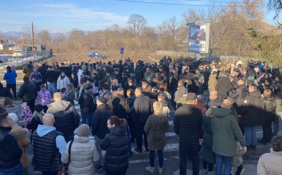 Blokada u Kraljevu zbog udesa u kom su povređeni dečaci: Okupljeni traže hitno reagovanje nadležnih (VIDEO) 10