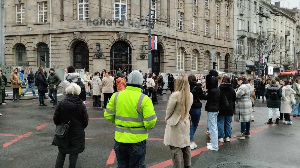 Grupa građana blokirala raskrsnicu kod "Londona" u akciji Zastani Srbijo 15 minuta (FOTO) 1