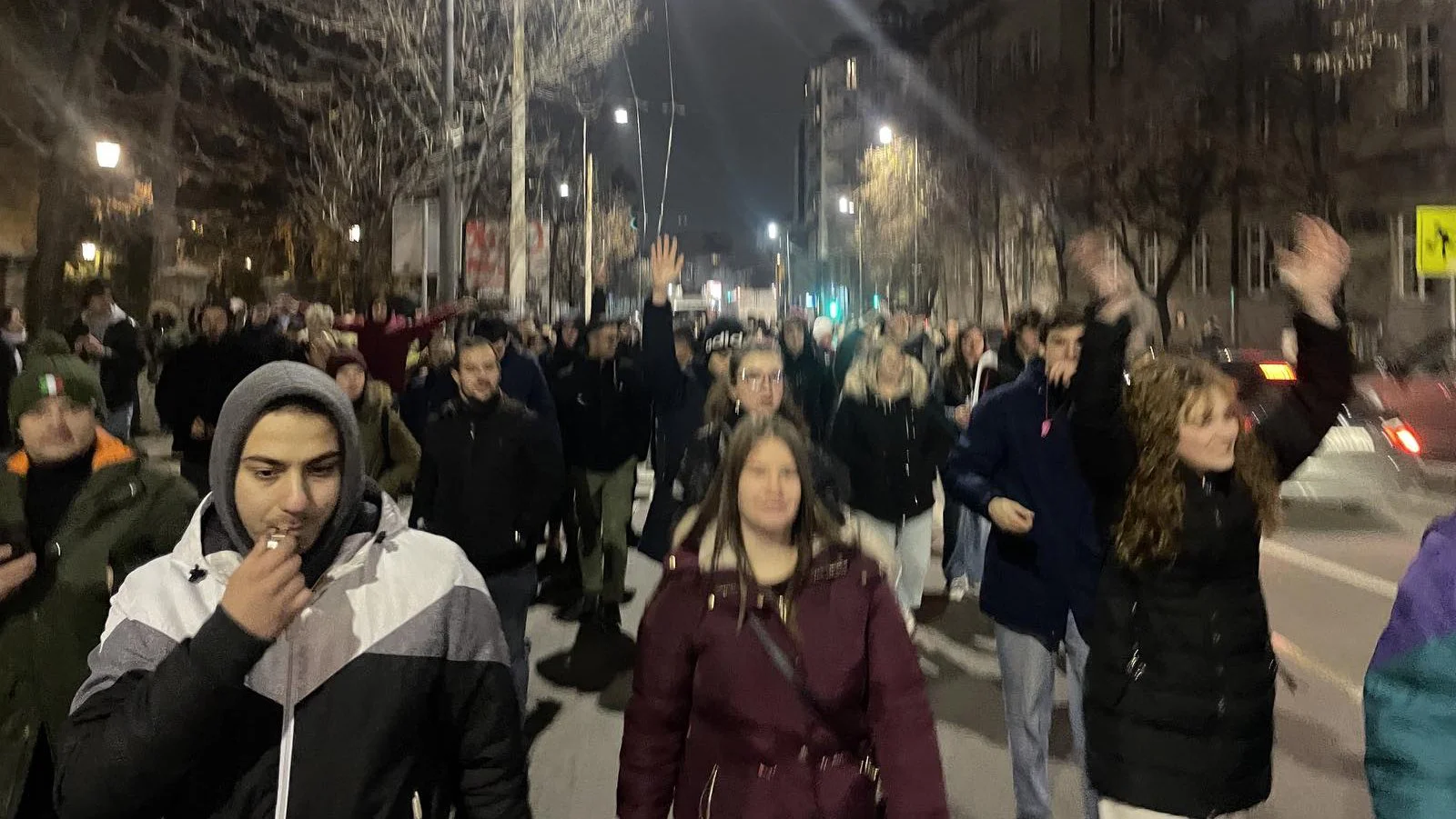 Studenti ostavili džakove para ispred RTS-a i tražili izvinjenje od Vučića: U Dnevniku dva minuta posvećena protestu (FOTO, VIDEO) 3