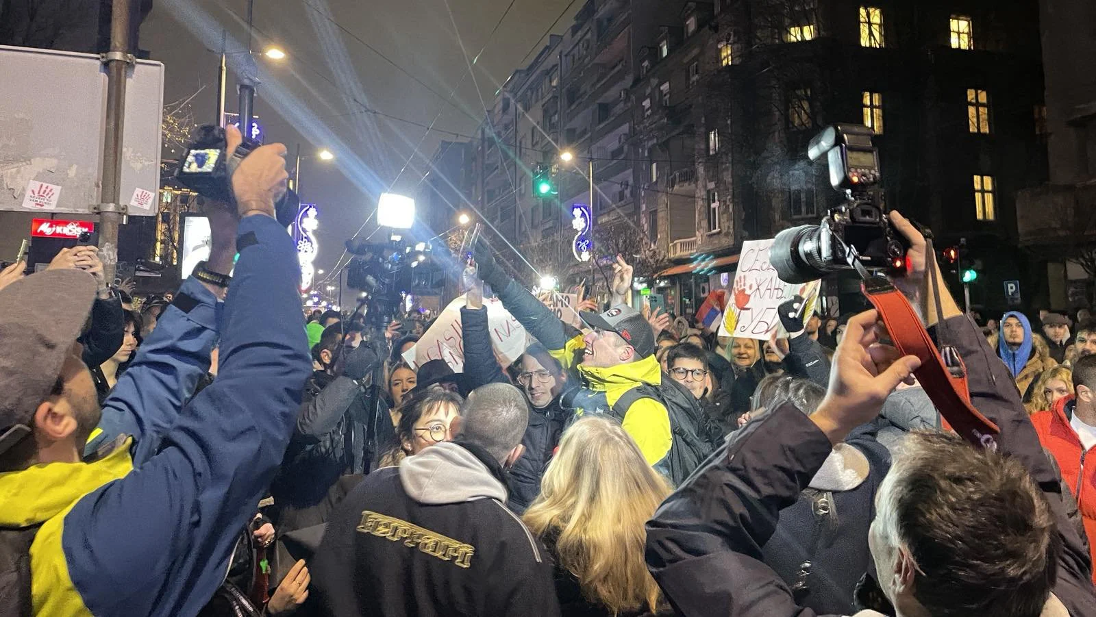 Studenti ostavili džakove para ispred RTS-a i tražili izvinjenje od Vučića: U Dnevniku dva minuta posvećena protestu (FOTO, VIDEO) 4