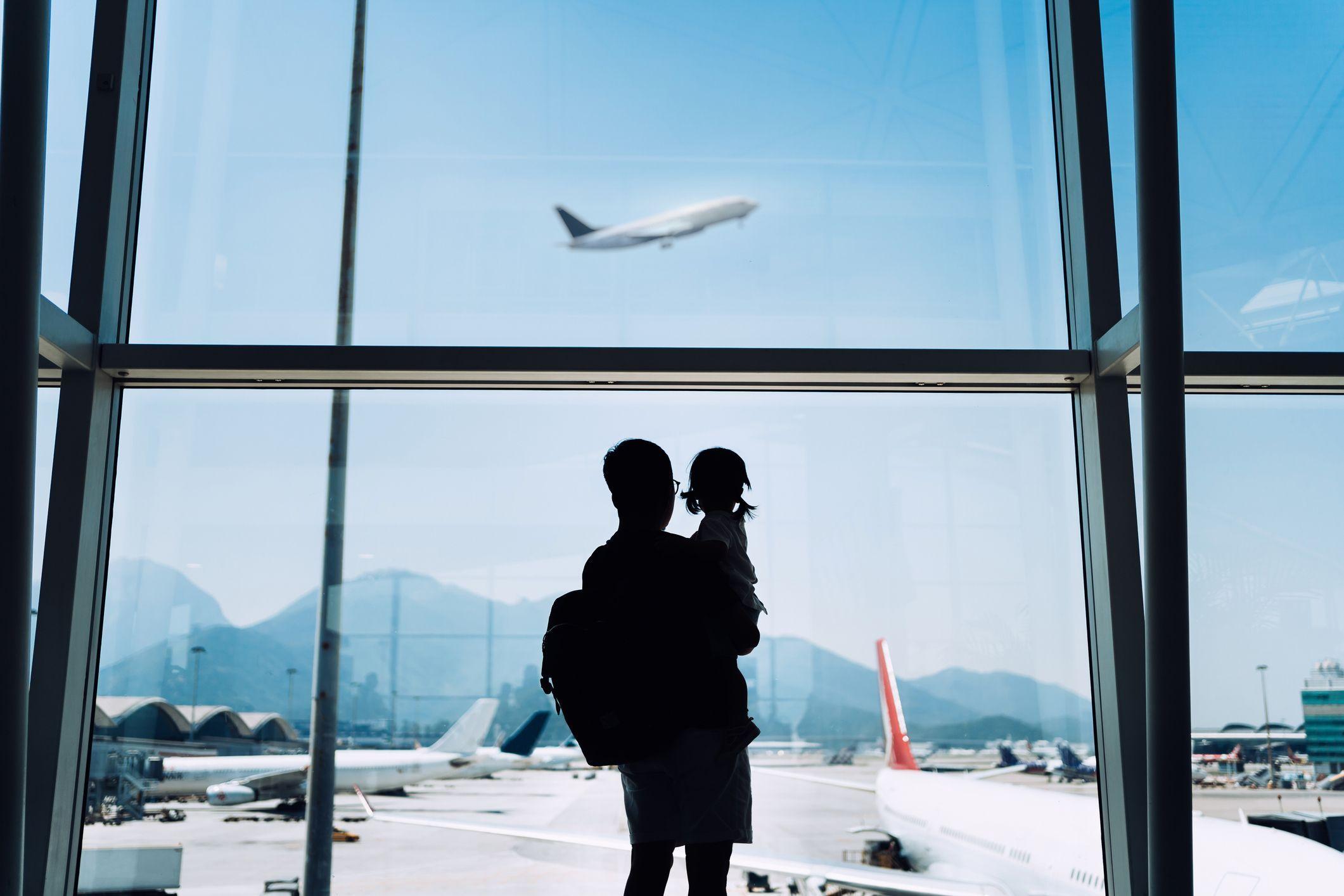 Otac i ćerka na aerodromu