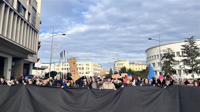 Okupljeni na protestu u Novom Sadu nove crni transparent