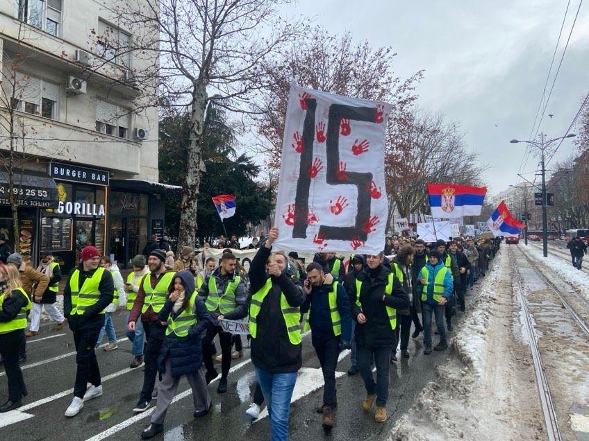 Od kada je pala nadstrešnica na Železničkoj stanici u Novom Sadu studenti odaju poštu stradalima i poručuju vlasti „Ruke su vam krvave" uz crvene otiske šaka koji su postali simbol ovih protesta