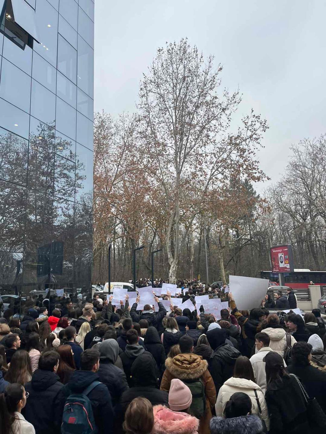 "Vreme je za buđenje": Protesti ispred beogradskih fakulteta, dekan Filozofskog stao uz studente (FOTO, VIDEO) 4