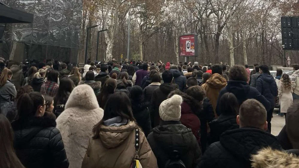 U protestu Zastani Srbijo stajali i poznati glumci, incident sa crnim džipom u Novom Sadu (FOTO/VIDEO) 6