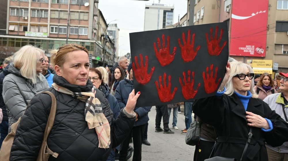 Aplauz za studente koji su "zauzeli" Filozofski fakultet: Građani blokirali raskrsnicu u centru Niša zbog tragedije u Novom Sadu 1