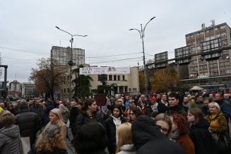 Aplauz za studente koji su "zauzeli" Filozofski fakultet: Građani blokirali raskrsnicu u centru Niša zbog tragedije u Novom Sadu 5