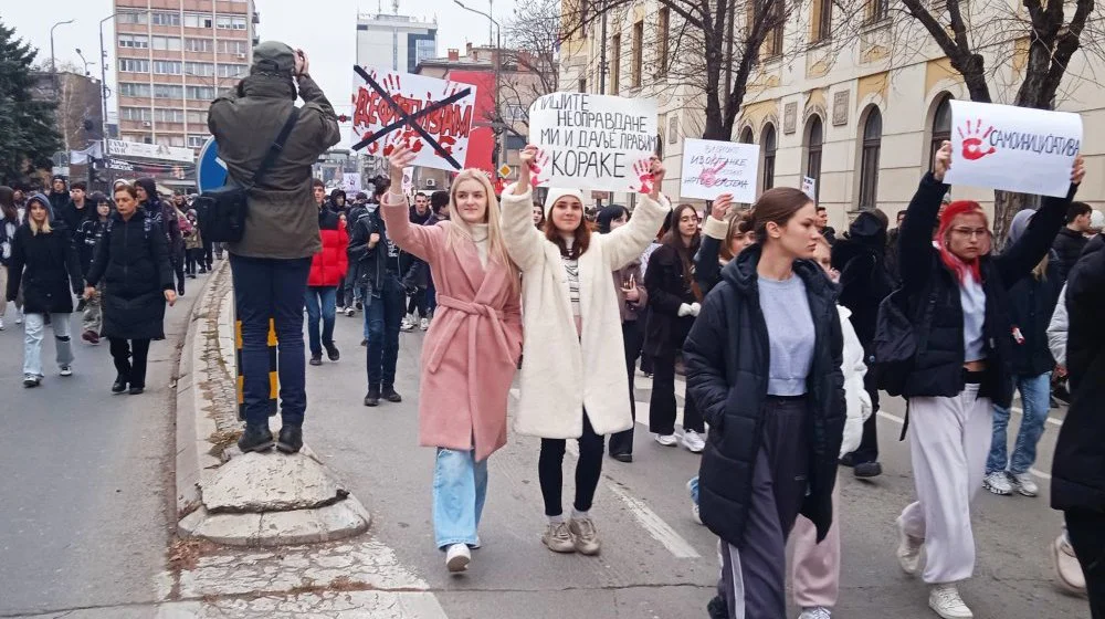 Studenti na kratko blokirali najprometniju raskrsnicu u Nišu (VIDEO) 9