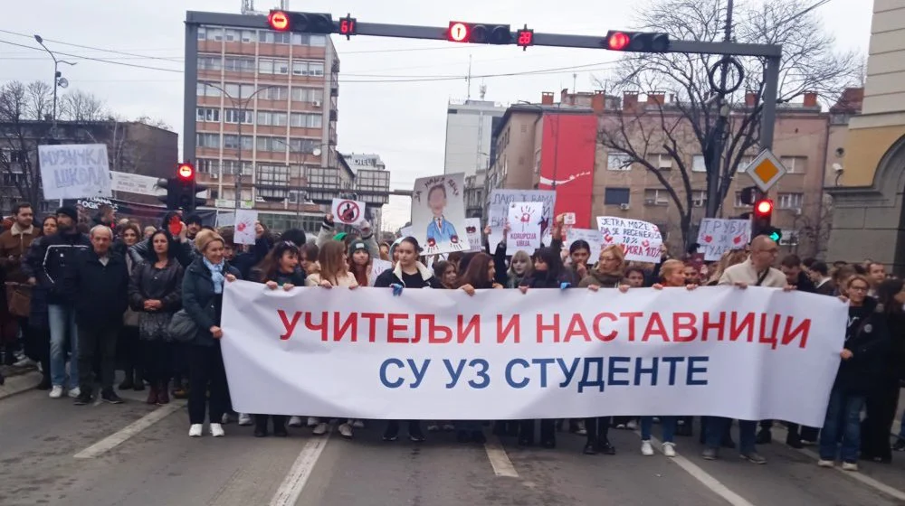 (VIDEO) "Vi ste korov pravne države": Studenti, đaci i građani blokirali centar Niša, prosvetari obustavili rad 1