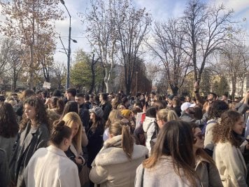 "Vi se nalazite na sigurnoj i slobodnoj teritoriji": Zaposleni na niškom Filozofskom fakultetu podržali studentsku blokadu, neće biti nastave (VIDEO) 8